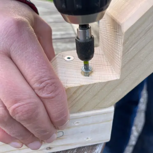 Fuß A am Stamm befestigen